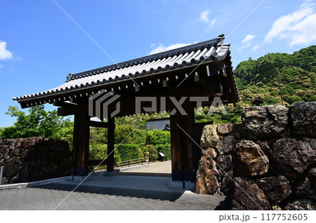 岐阜城金華山の若き日の信長像付近の城門 岐阜城金華山の若き日の信長像付近の城門 117752605