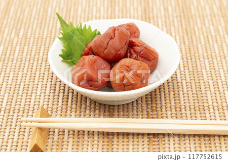 テーブルに置かれた梅干し テーブルに置かれた梅干し 117752615