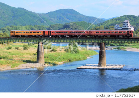 大洲城を背に肱川を渡る観光列車「伊予灘ものがたり」 117752617