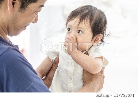 祖父に抱っこされる孫 117753071