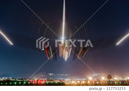 夜の伊丹空港に着陸する飛行機　スローシャッター 117753255