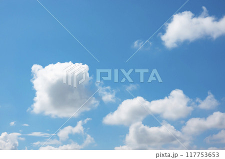 夏の青空と雲 117753653