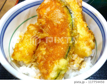 カラッと揚げた天丼 117754450