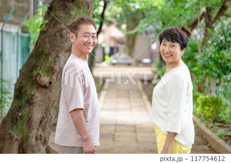 寄り添う笑顔のシニア夫婦 寄り添う笑顔のシニア夫婦 117754612