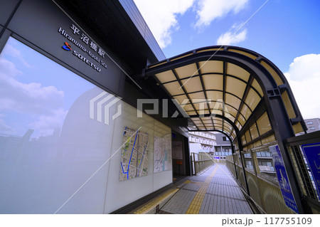 日本の横浜都市景観 8月。SOTETSU 平沼橋駅などを望む 日本の横浜都市景観 8月。SOTETSU 平沼橋駅などを望む 117755109