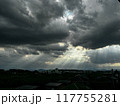 雲の隙間から光 117755281