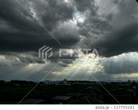 雲の隙間から光 117755281