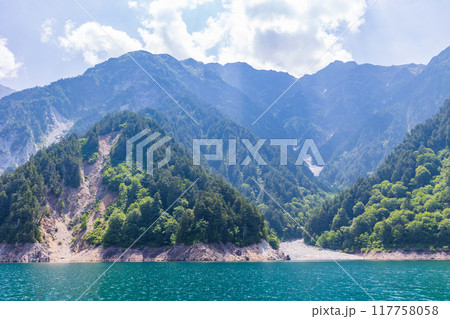 初夏の立山黒部アルペンルート 黒部ダム(黒部湖) 初夏の立山黒部アルペンルート 黒部ダム(黒部湖) 117758058