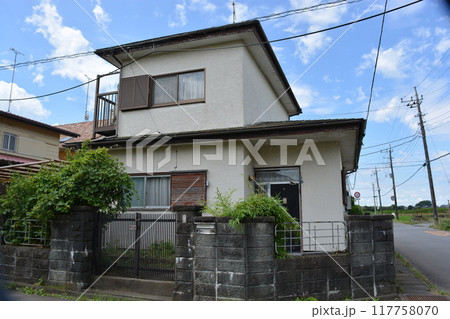 空き家になった日本の住宅 117758070