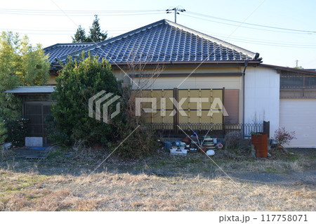 空き家になった日本の住宅 空き家になった日本の住宅 117758071