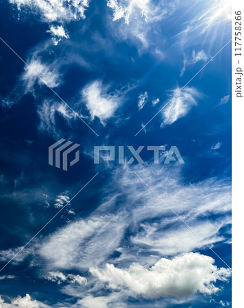 秋晴れの初秋の空 117758266