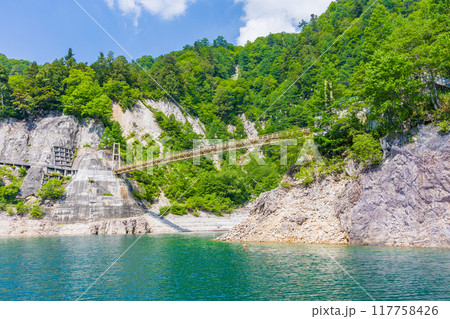 初夏の立山黒部アルペンルート 黒部ダム(黒部湖) カンパ谷の吊り橋 初夏の立山黒部アルペンルート 黒部ダム(黒部湖) カンパ谷の吊り橋 117758426