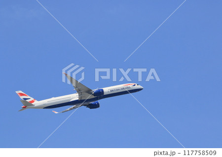 離陸、上昇する旅客機 離陸、上昇する旅客機 117758509