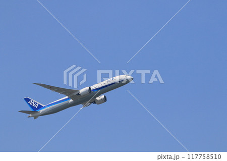 離陸、上昇する旅客機 117758510