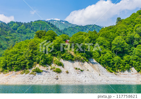 初夏の立山黒部アルペンルート　黒部ダム（黒部湖） 117758621