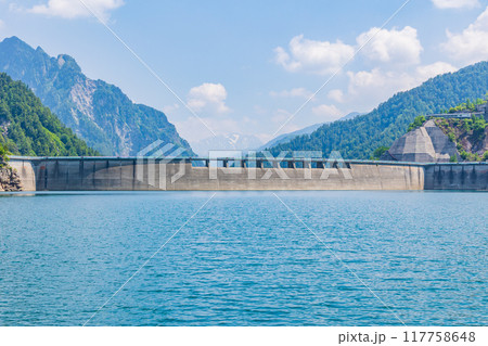 初夏の立山黒部アルペンルート 黒部ダム(黒部湖) 初夏の立山黒部アルペンルート 黒部ダム(黒部湖) 117758648