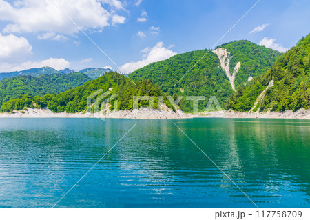 初夏の立山黒部アルペンルート　黒部ダム（黒部湖） 117758709