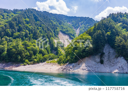 初夏の立山黒部アルペンルート　黒部ダム（黒部湖） 117758716