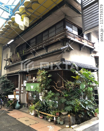 三ノ輪商店街ジョイフルにある老舗の蕎麦屋の植え込みの緑豊かな外観 117759379