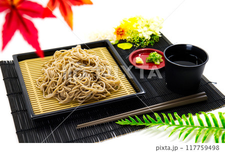 秋を感じる日本食のざるそば 秋を感じる日本食のざるそば 117759498