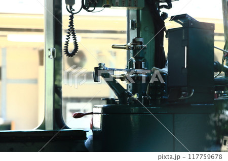 まもなく引退を迎えるEF64-1000形電気機関車の運転台 117759678