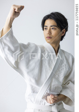 空手の練習をする男性 117759855