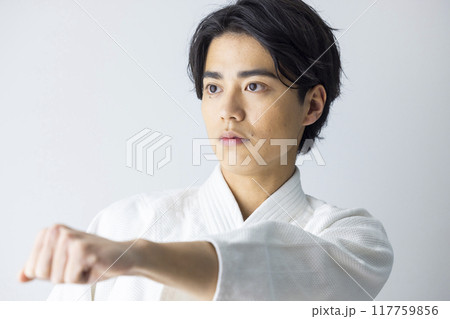 空手の練習をする男性 117759856