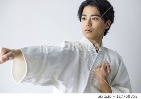 空手の練習をする男性 117759858