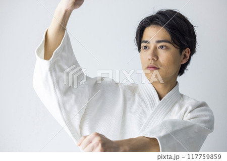 空手の練習をする男性 117759859