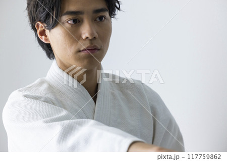 空手の練習をする男性 117759862