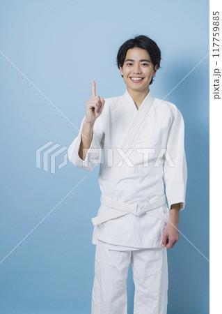 空手の練習をする男性　 117759885