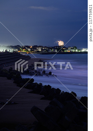 夜の海岸と遠くに見える花火 117759921