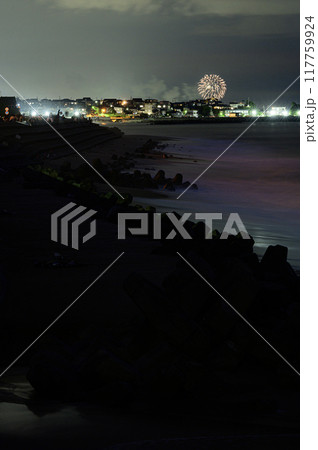 夜の海岸と遠くに見える花火 117759924