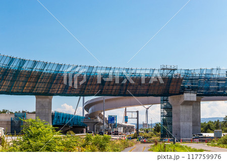 青空と道路建設工事現場 117759976