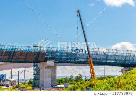 青空と道路建設工事現場 青空と道路建設工事現場 117759979