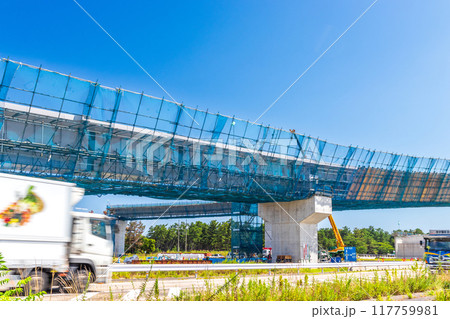 青空と道路建設工事現場 117759981
