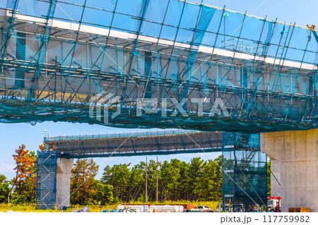 青空と道路建設工事現場 青空と道路建設工事現場 117759982