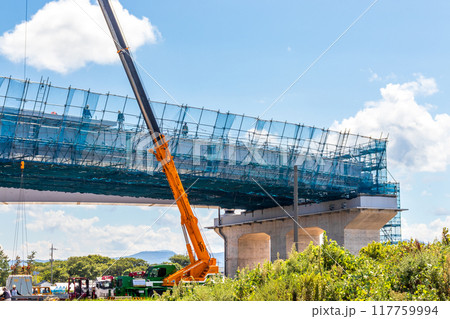 青空と道路建設工事現場 青空と道路建設工事現場 117759994