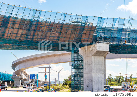 青空と道路建設工事現場 青空と道路建設工事現場 117759996
