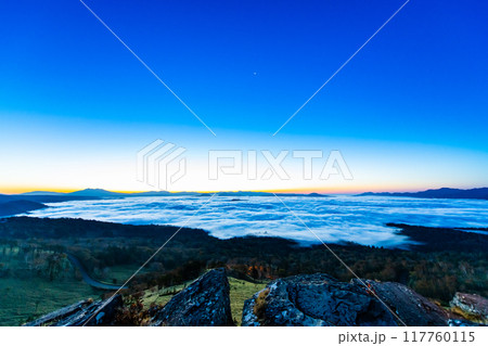 北海道　美幌峠から見る早朝の屈斜路湖 117760115