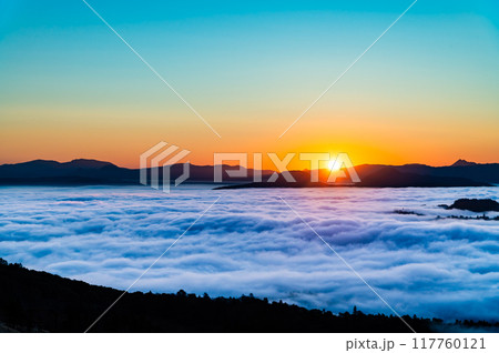 北海道　美幌峠から見る早朝の屈斜路湖 117760121