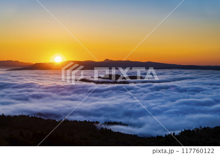 北海道 美幌峠から見る早朝の屈斜路湖 北海道 美幌峠から見る早朝の屈斜路湖 117760122