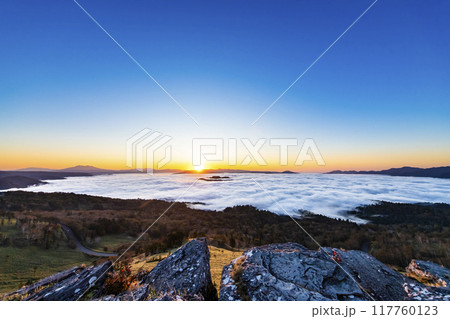 北海道　美幌峠から見る早朝の屈斜路湖 117760123