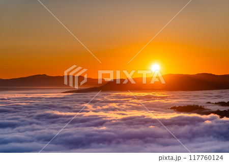 北海道 美幌峠から見る早朝の屈斜路湖 北海道 美幌峠から見る早朝の屈斜路湖 117760124