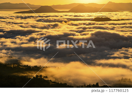 北海道 美幌峠から見る早朝の屈斜路湖 北海道 美幌峠から見る早朝の屈斜路湖 117760125