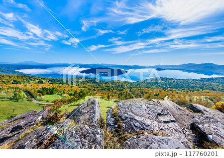 北海道　美幌峠から見る霧の屈斜路湖 117760201