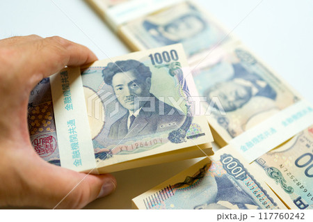 2024年 旧千円札の札束を持つ手 2024年 旧千円札の札束を持つ手 117760242