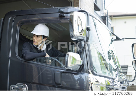 トラックで作業する作業員 117760269