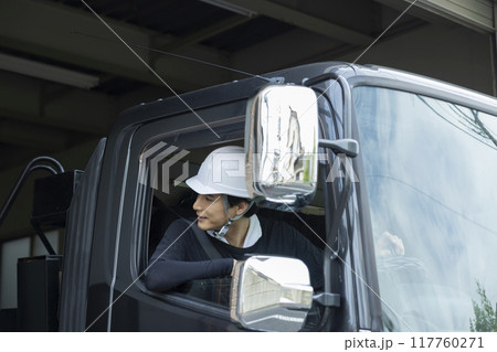 トラックで作業する作業員 117760271