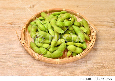 茹でた枝豆、えだまめ、エダマメ、おつまみ、豆料理、ざる。 117760295